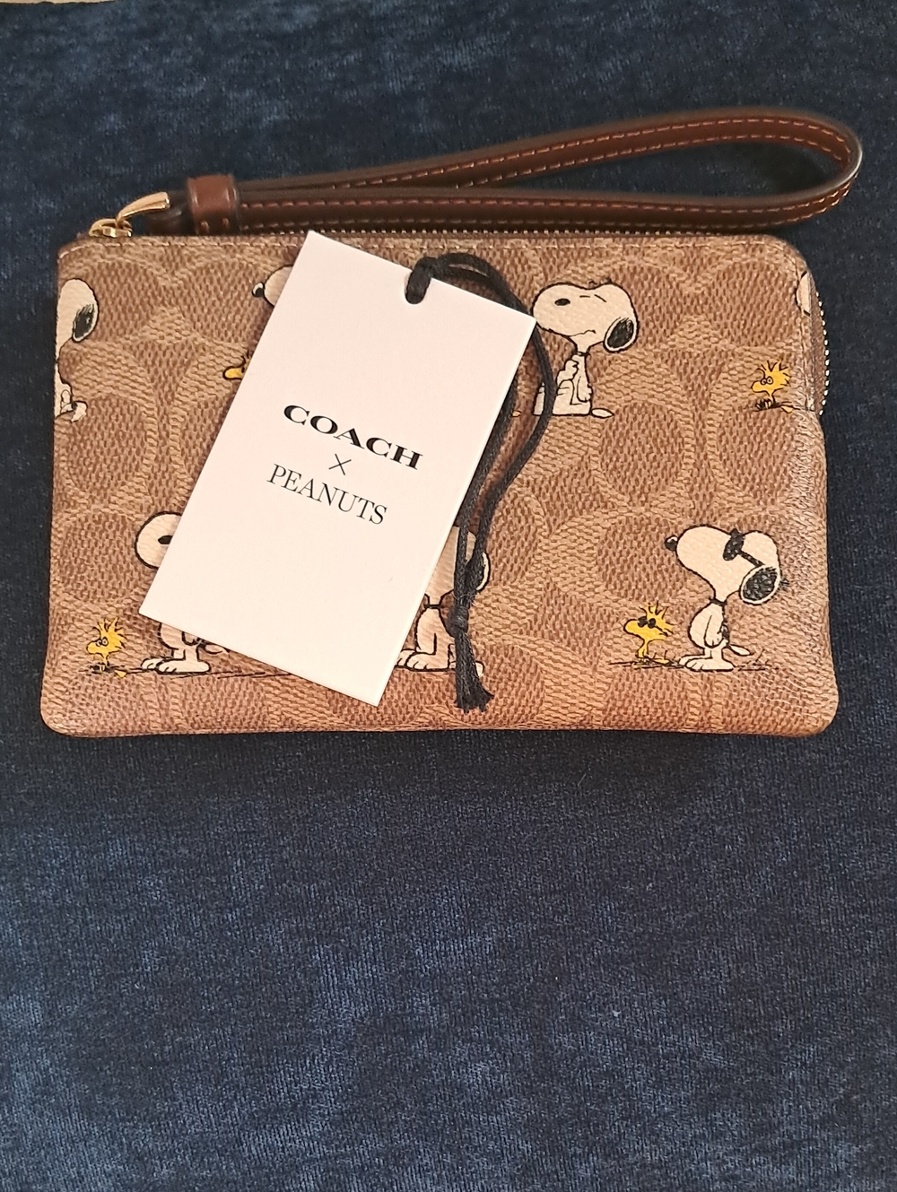 Coach × Peanuts Snoopy Wristlet - Picture 6 of 8